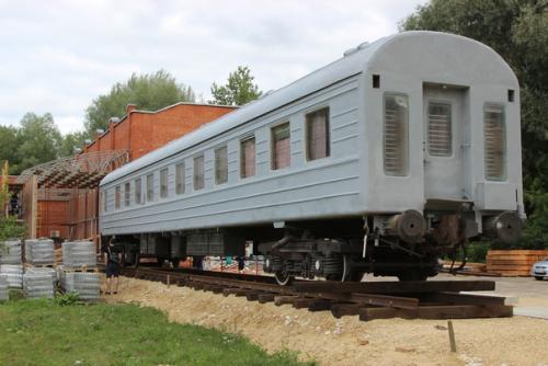 Вагон - салон академика Харитона устанавливают около музея ядерного оружия, скоро он пополнит коллекцию. 04