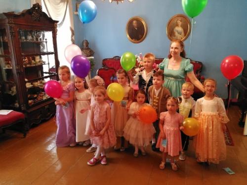 Экскурсия по ожившему дому. 03