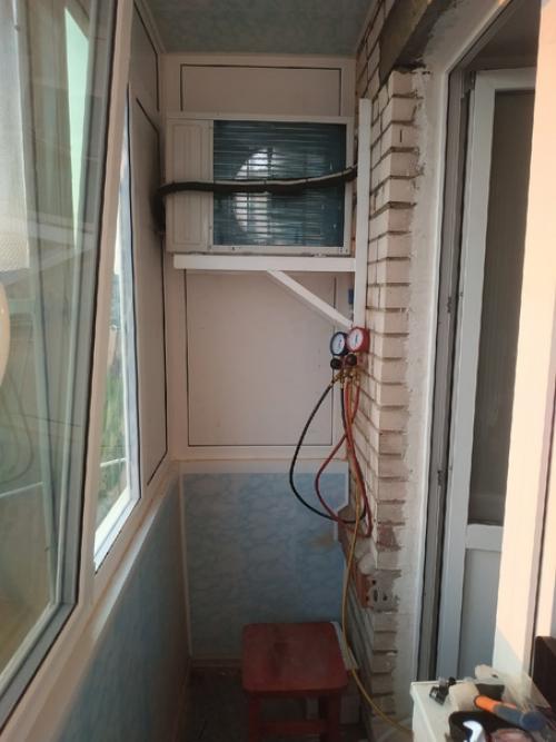 Очередной извращённый монтаж кондея и немного кирпичной пыли на балконе. 02
