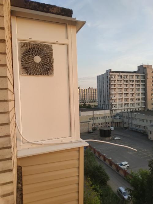 Очередной извращённый монтаж кондея и немного кирпичной пыли на балконе. 03