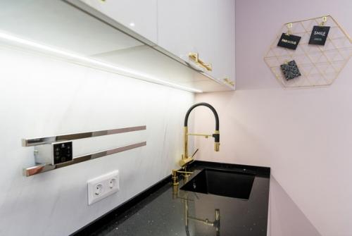 Современный бело-розовый интерьер кухни, объединенной с гостиной. 02