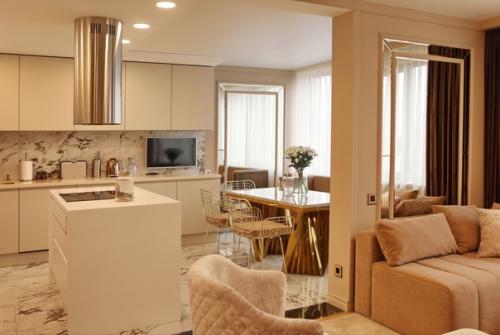 Элегантный интерьер кухни - гостиной в светлой цветовой гамме. 01