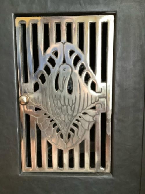 Стены жилья украшают исторические портреты из коллекции модельера. 05