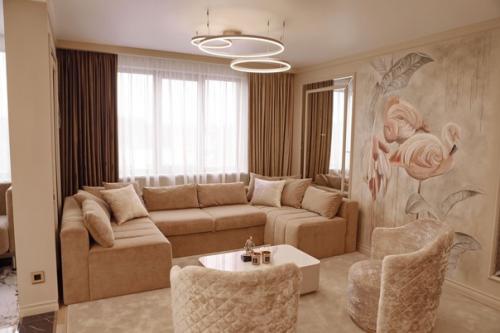 Элегантный интерьер кухни - гостиной в светлой цветовой гамме. 08