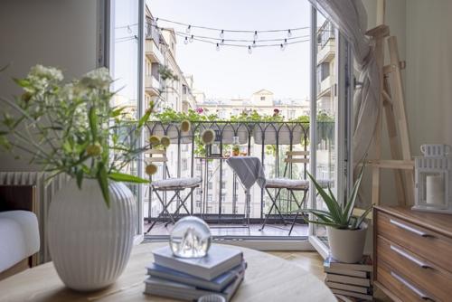 Небольшая однокомнатная квартира, где основной цветовой гаммой выбрали светлые цвета в сочетании с медовым оттенком дуба и акцентами из ореха. 04