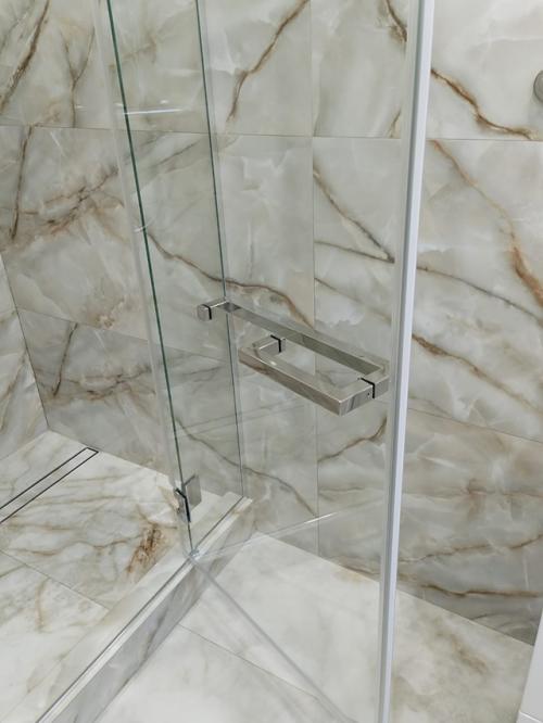 Душевая перегородка из закаленного стекла 8 мм с хромированным профилем. 01