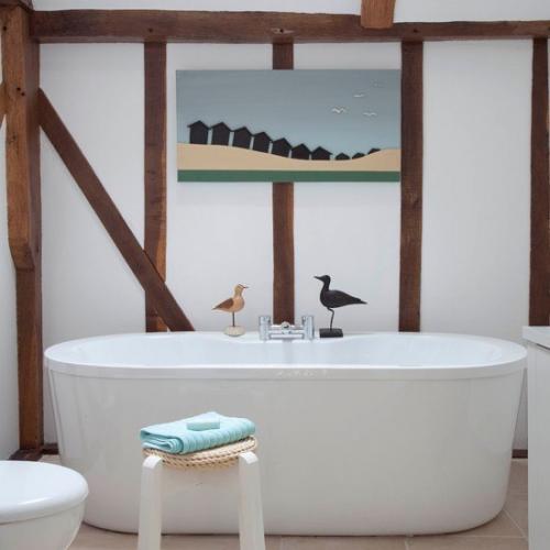 Кирпичная кладка в сочетании с белым цветом - почти классика в дизайне интерьеров. 06