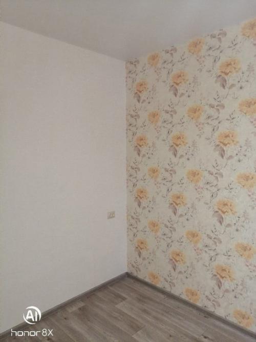 Ну такое.  В каждой комнате пестрые обои и совершенно нет единого стиля. 06