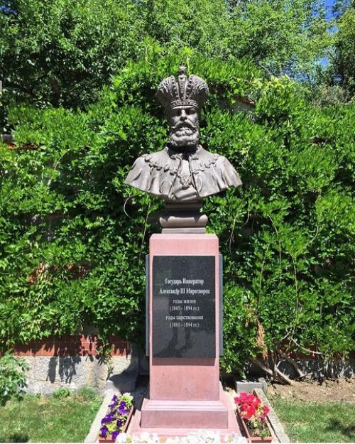 Массандровский дворец расположен в Крыму, на северо-востоке от Ялты, около небольшого поселка массандра. 01