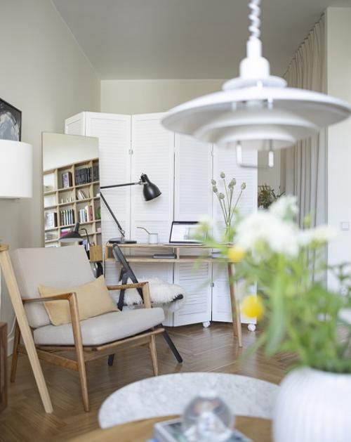 Небольшая однокомнатная квартира, где основной цветовой гаммой выбрали светлые цвета в сочетании с медовым оттенком дуба и акцентами из ореха. 02