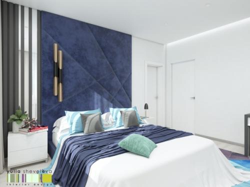 Спальня в современном стиле сделана с акцентом на насыщенный синий цвет, в котором выполнено изголовье кровати. 01