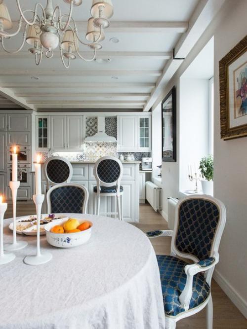 Квартира в старом доме с классической мебелью и плиткой азулежу (Петербург). 03