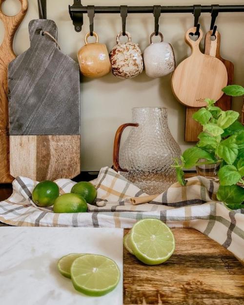 Множество декора, кухонной утвари и растений в доме с шикарным красным диваном. 02