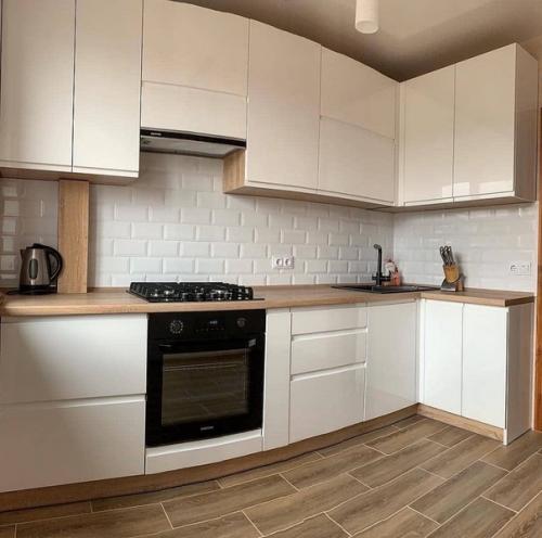 Отличное сочетание белого гарнитура с деревянной столешницей. 03