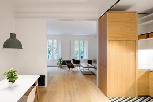 Минималистичный интерьер квартиры, расположенной в Барселоне, Испания, спроектирован студией EO Arquitectura. 02