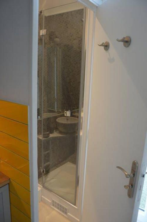 Кто там ещё на свою маленькую квартиру жалуется. 06