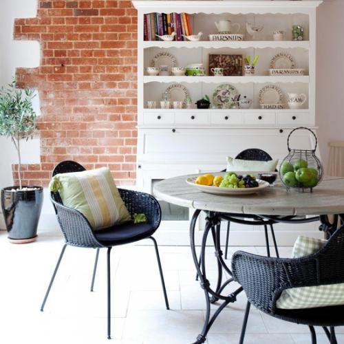 Кирпичная кладка в сочетании с белым цветом - почти классика в дизайне интерьеров. 03