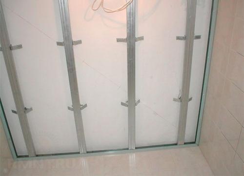 Как сделать потолок из пластиковых пвх панелей своими руками. 09