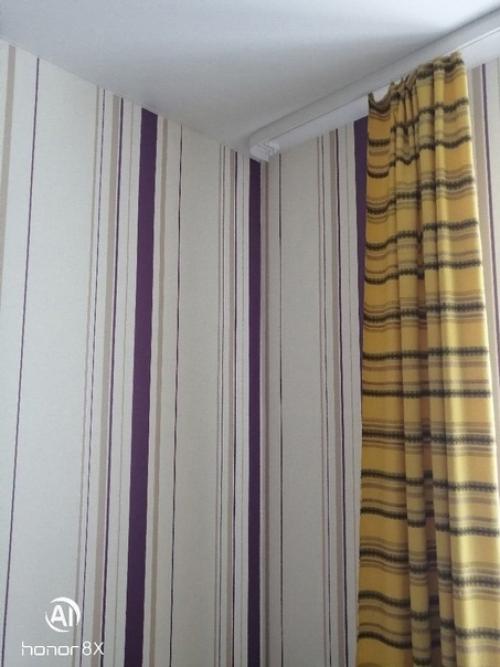 Ну такое.  В каждой комнате пестрые обои и совершенно нет единого стиля. 04