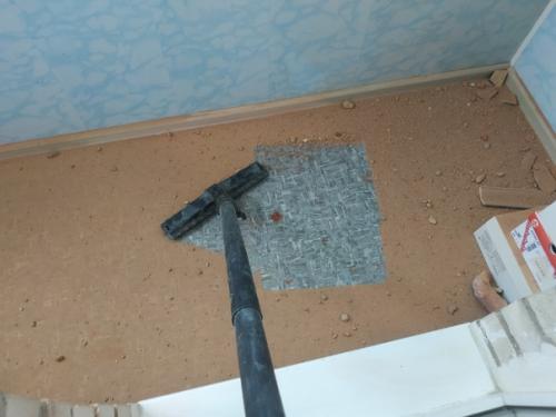 Очередной извращённый монтаж кондея и немного кирпичной пыли на балконе. 01