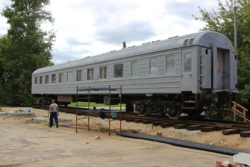 Вагон - салон академика Харитона устанавливают около музея ядерного оружия, скоро он пополнит коллекцию. 03