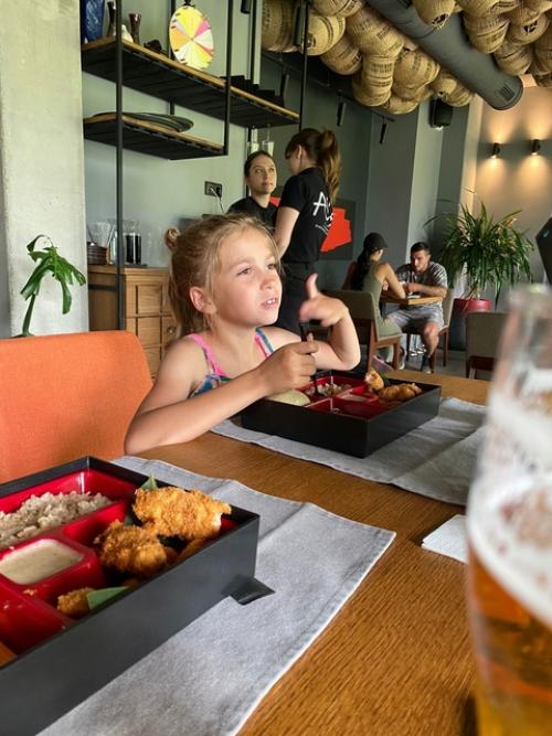 Посетили азиатскую кухню, грузинскую, морской ресторан, и конечно пивной паб. 07