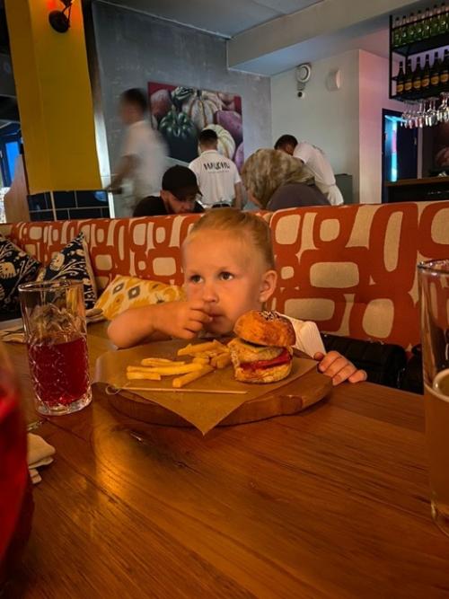 Посетили азиатскую кухню, грузинскую, морской ресторан, и конечно пивной паб. 06