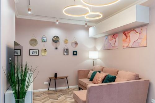 Современный бело-розовый интерьер кухни, объединенной с гостиной. 07