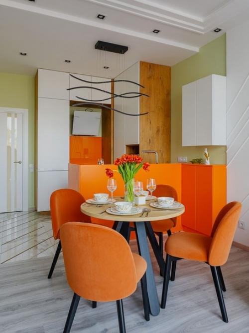 Яркий, жизнерадостный интерьер кухни - гостиной в современном стиле. 02