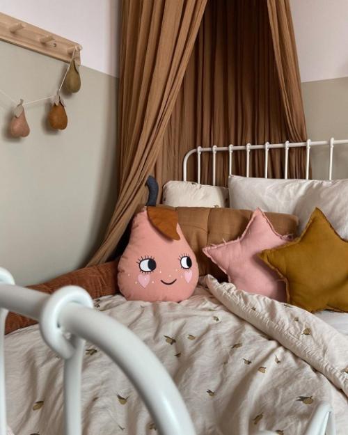 Серый, белый, розовый и коричневый - главные оттенки этой детской комнаты. 02