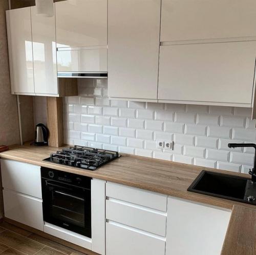 Отличное сочетание белого гарнитура с деревянной столешницей. 01