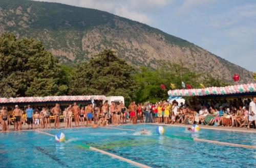 Озёрный.  Детский лагерь Озерный является одним из четырех лагерей комплекса прибрежный, был открыт 4 июля 1962 года. 04