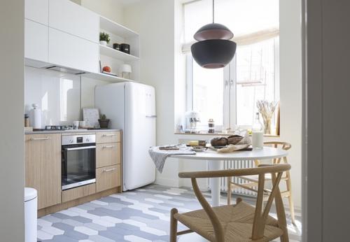 Небольшая однокомнатная квартира, где основной цветовой гаммой выбрали светлые цвета в сочетании с медовым оттенком дуба и акцентами из ореха. 05