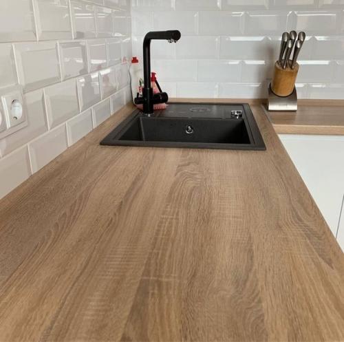 Отличное сочетание белого гарнитура с деревянной столешницей. 02