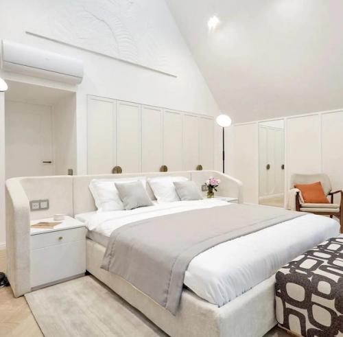 Спальня была преобразована путем покраски стен и скатов в нежный белый оттенок. 01