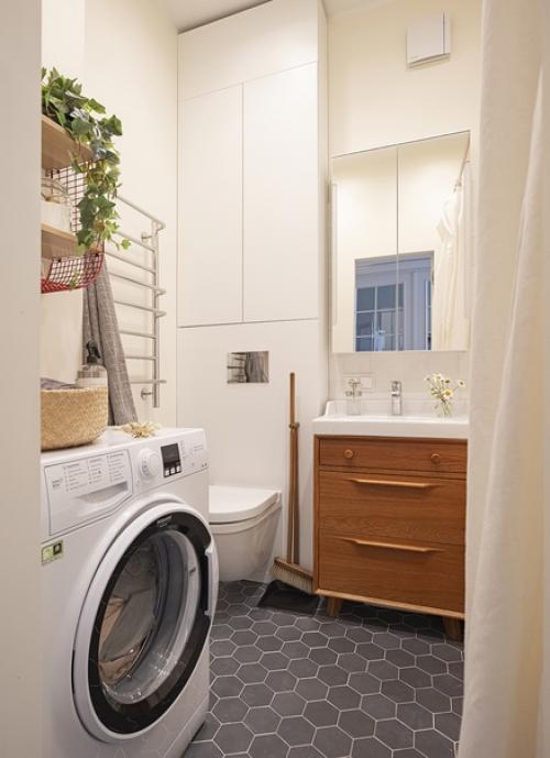 Небольшая однокомнатная квартира, где основной цветовой гаммой выбрали светлые цвета в сочетании с медовым оттенком дуба и акцентами из ореха. 08