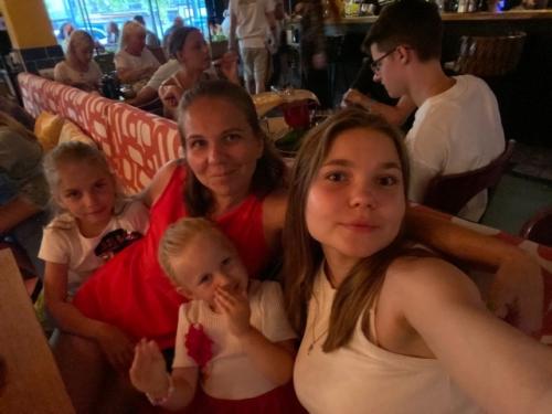 Посетили азиатскую кухню, грузинскую, морской ресторан, и конечно пивной паб. 04