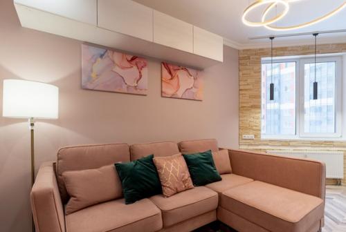 Современный бело-розовый интерьер кухни, объединенной с гостиной. 05