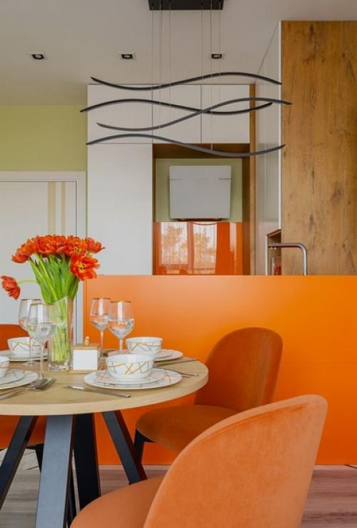 Яркий, жизнерадостный интерьер кухни - гостиной в современном стиле. 03