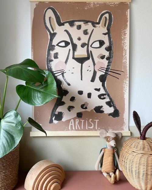 Серый, белый, розовый и коричневый - главные оттенки этой детской комнаты. 01