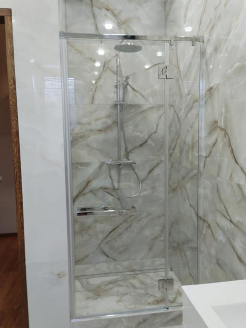 Душевая перегородка из закаленного стекла 8 мм с хромированным профилем. 03