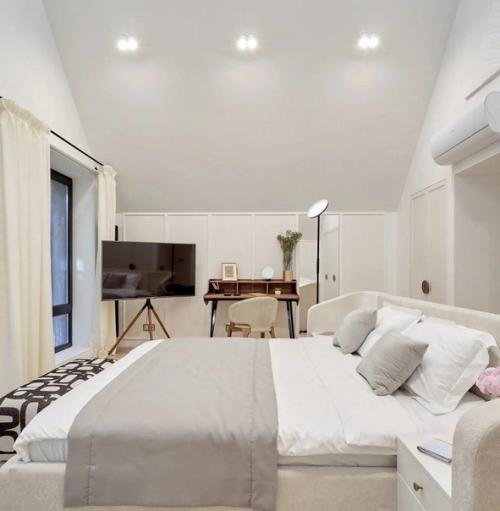 Спальня была преобразована путем покраски стен и скатов в нежный белый оттенок. 02