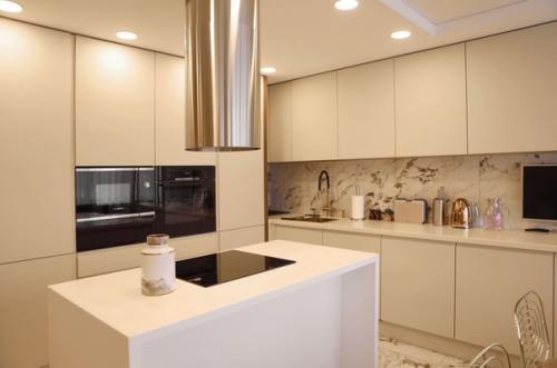 Элегантный интерьер кухни - гостиной в светлой цветовой гамме. 02