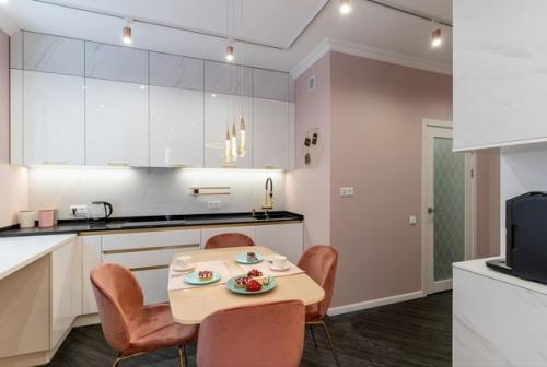 Современный бело-розовый интерьер кухни, объединенной с гостиной. 04