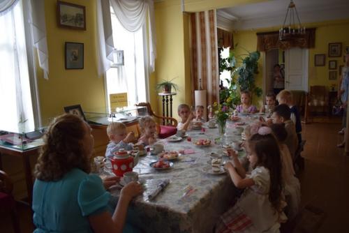 Экскурсия по ожившему дому. 02