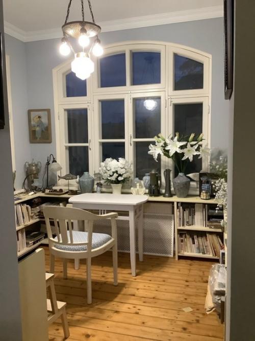 Стены жилья украшают исторические портреты из коллекции модельера. 04