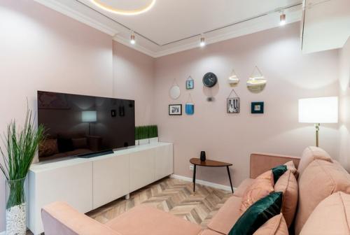 Современный бело-розовый интерьер кухни, объединенной с гостиной. 08