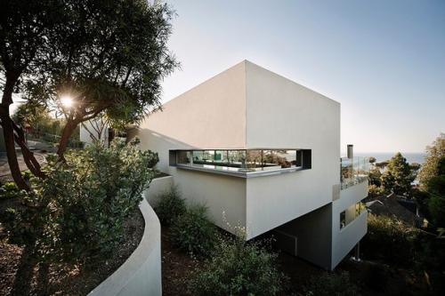 Едва касаясь земли: шикарный особняк на крутом склоне.