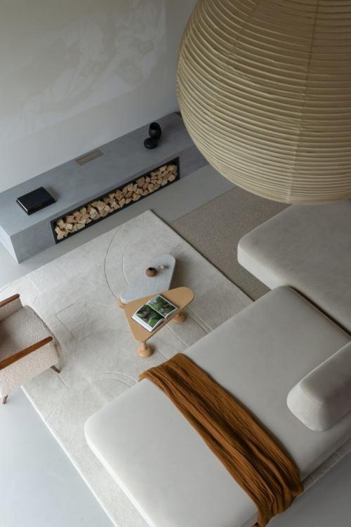 Современный загородный дом в природном стиле - отличный пример того, как архитектура и интерьер могут соединяться с окружающей средой. 03