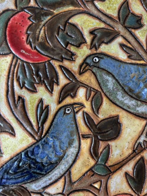 Стены в домах принято украшать картинами, фотографиями, коврами, а можно еще - декоративными тарелками. 02